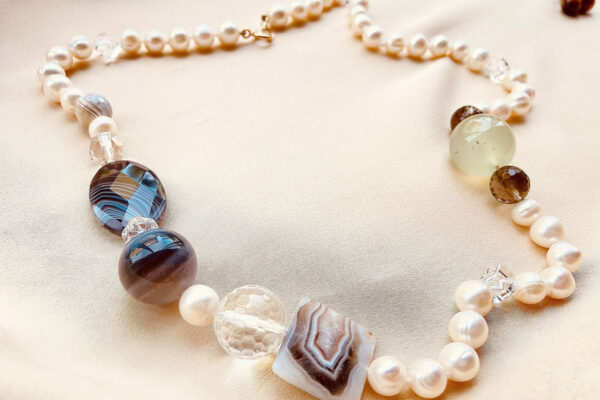 necklaces-with-pearls-and-natural-stones-2022-04-18-07-51-37-utc